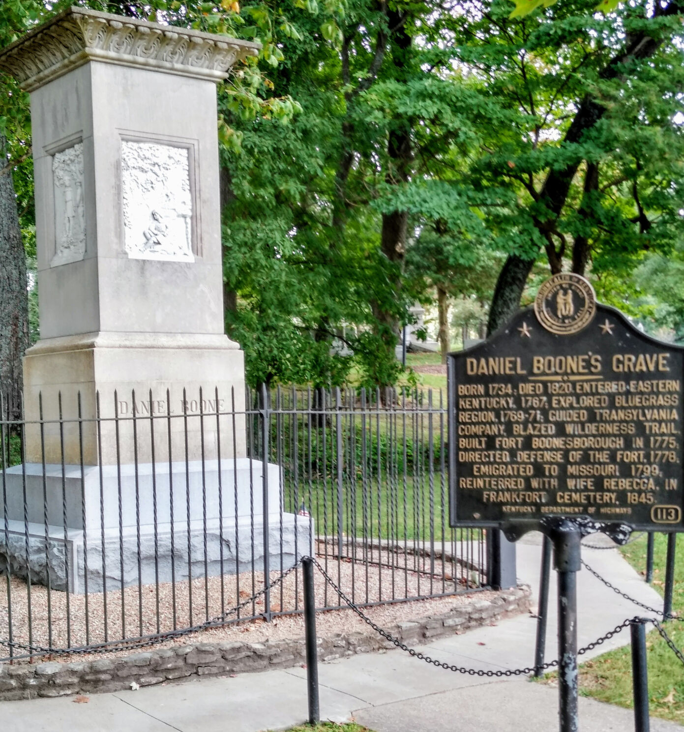 Daniel Boone marker and monument.jpg